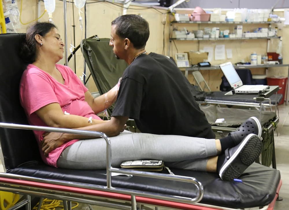 A un mes y una samana del paso de María, unas 3,577 personas continúan en refugios. En la foto la paciente Madeleine Torres espera por ser asistida en el refugio médico de Puerto Rico.