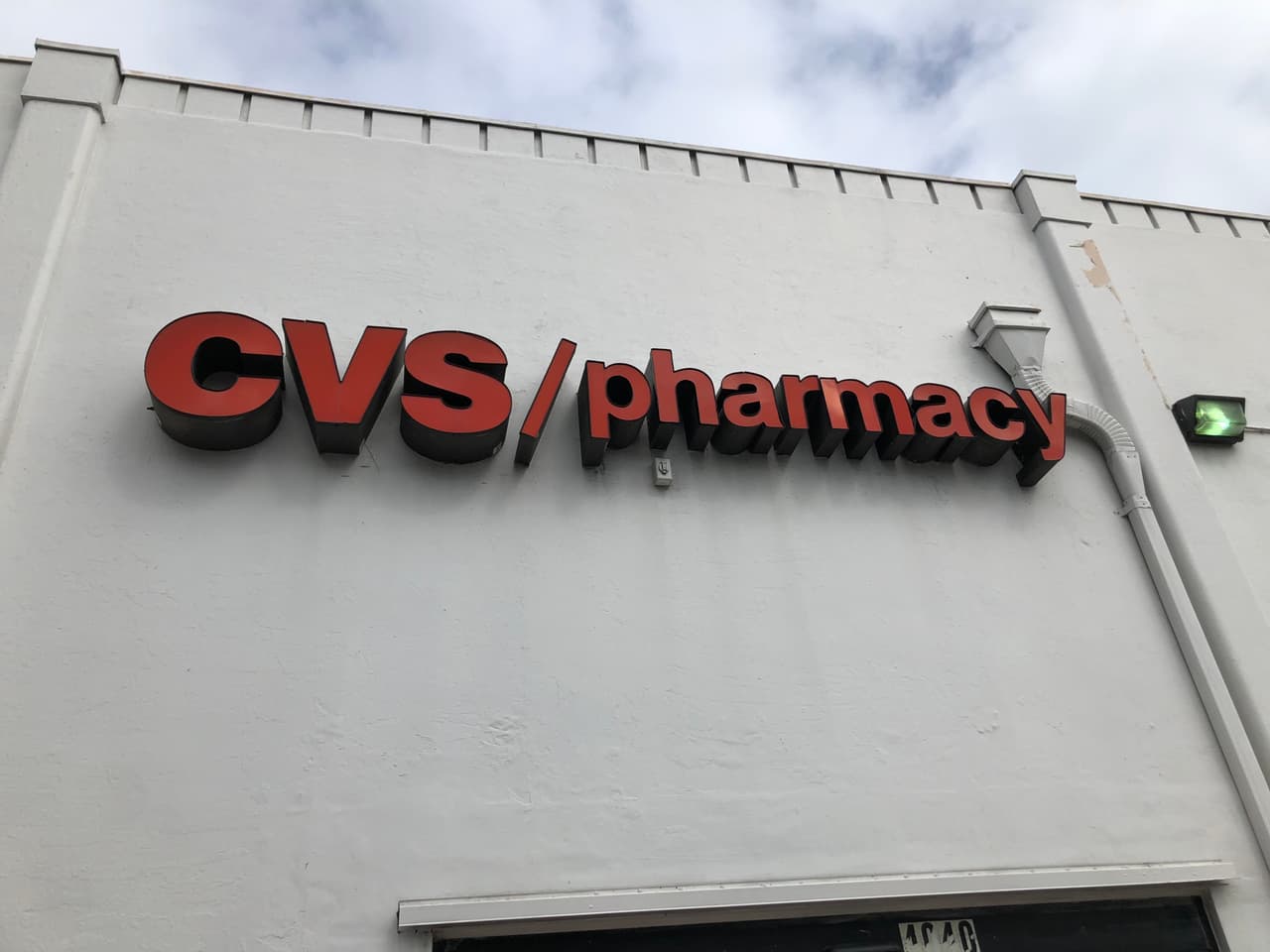 “Recibimos un camión todos los días con mercancía, pero las mascarillas hace muchos días que no llegan”, dijeron en un CVS de Miami Beach.