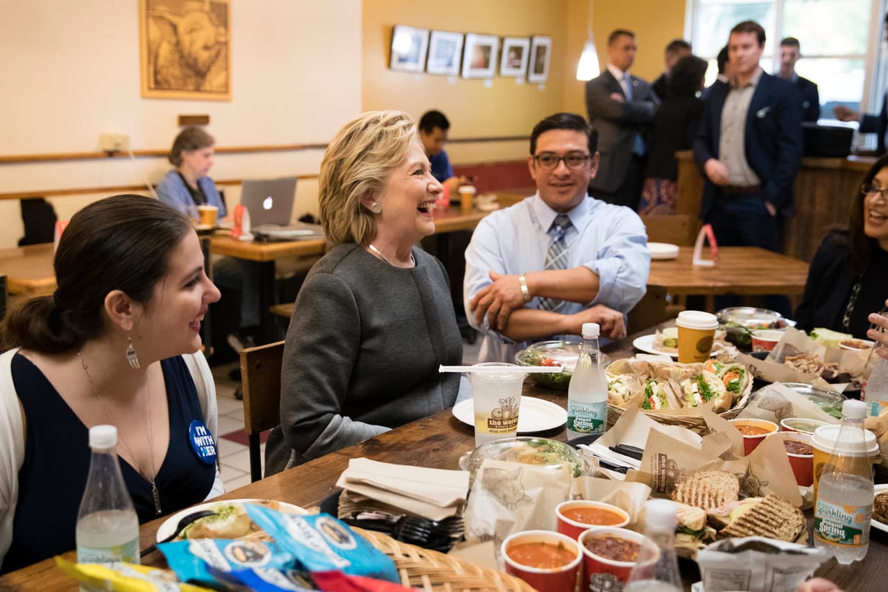 Hillary Clinton con unos jóvenes agraciados en un concurso en un café de Durham, New Hampshire.