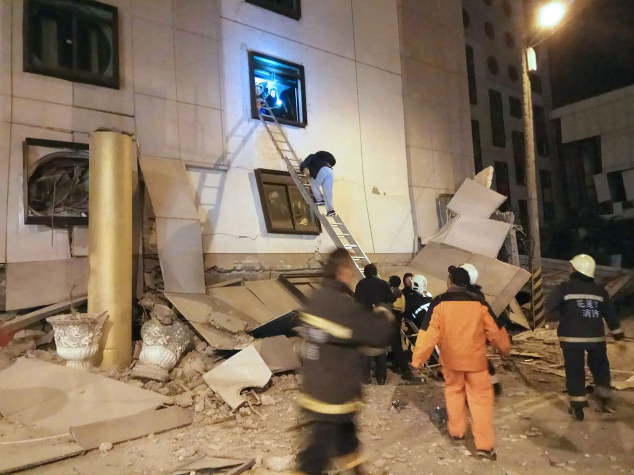 Rescatistas buscan sobrevivientes en el hotel Marshal de Hualien, derribado por el terremoto. El primer ministro, Lai Ching-te, informó que hay dos personas muertas y más de 150 heridas luego del sismo.