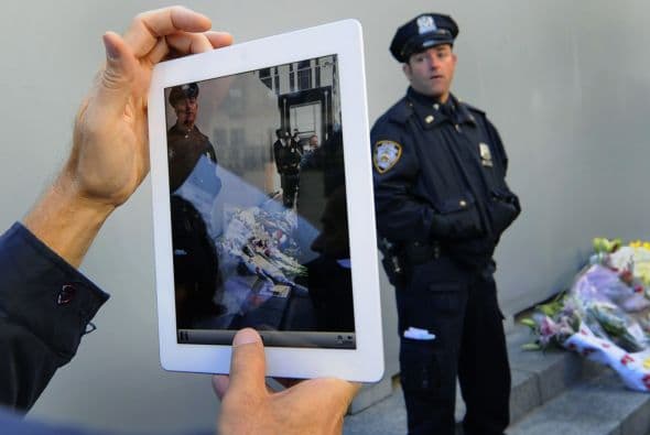 Miles de fanáticos en todo el mundo hicieron de las tiendas Apple un santuario para recordar el legado que dejó el visionario Steve Jobs.