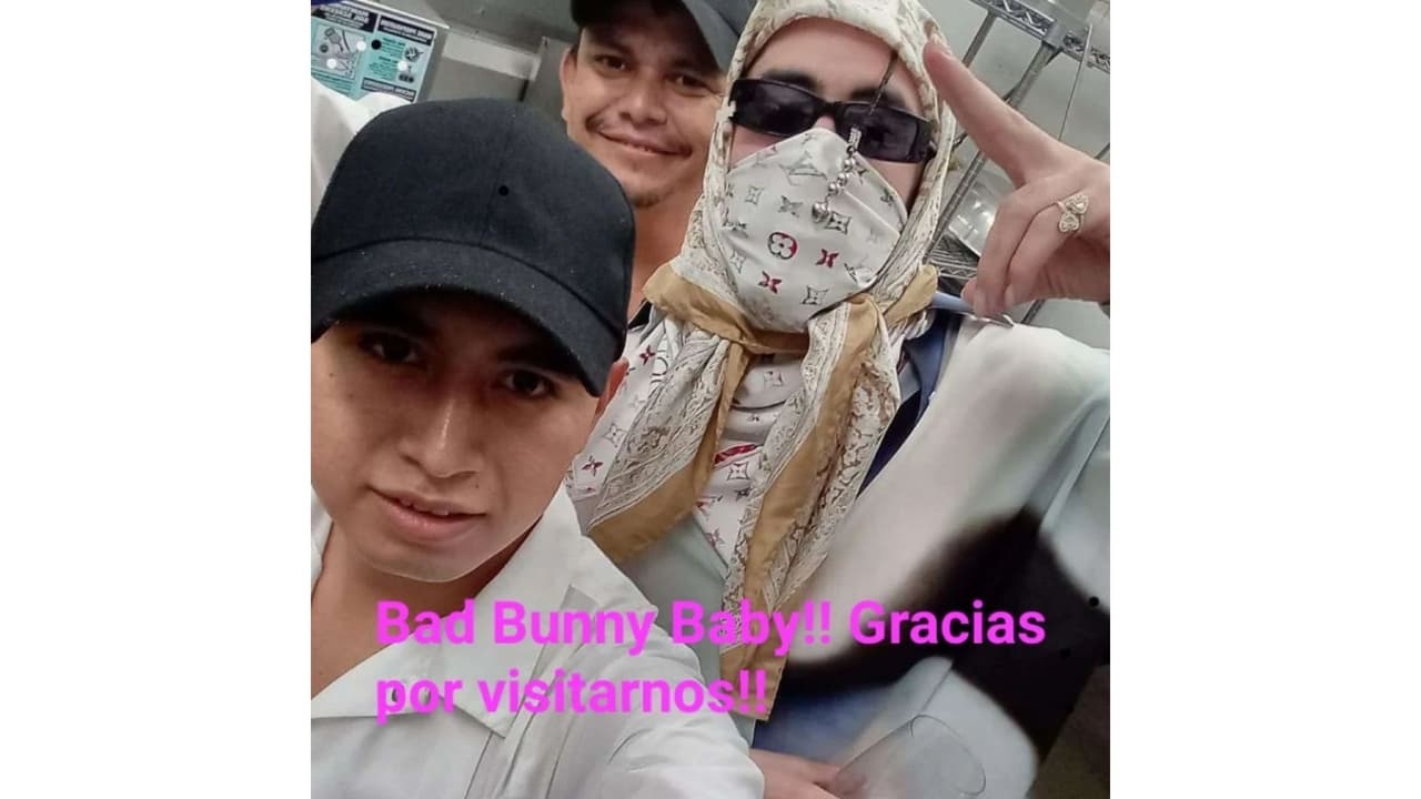 El ‘conejo malo’ acudió a un restaurante de San Rafael, California, con un contingente de 80 personas y se tomó fotos con los cocineros.