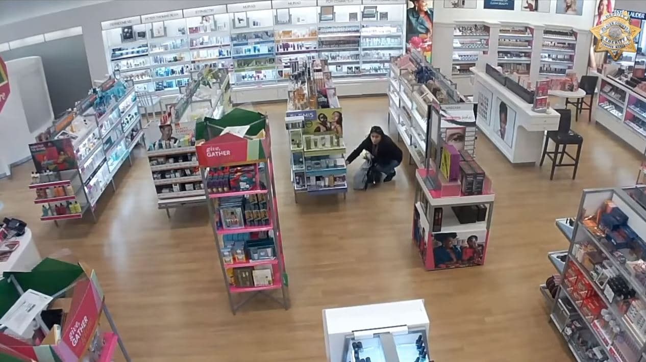 Robaron miles de dólares de maquillaje, y después de una persecución, chocaron en la interestatal 80 en el norte de California