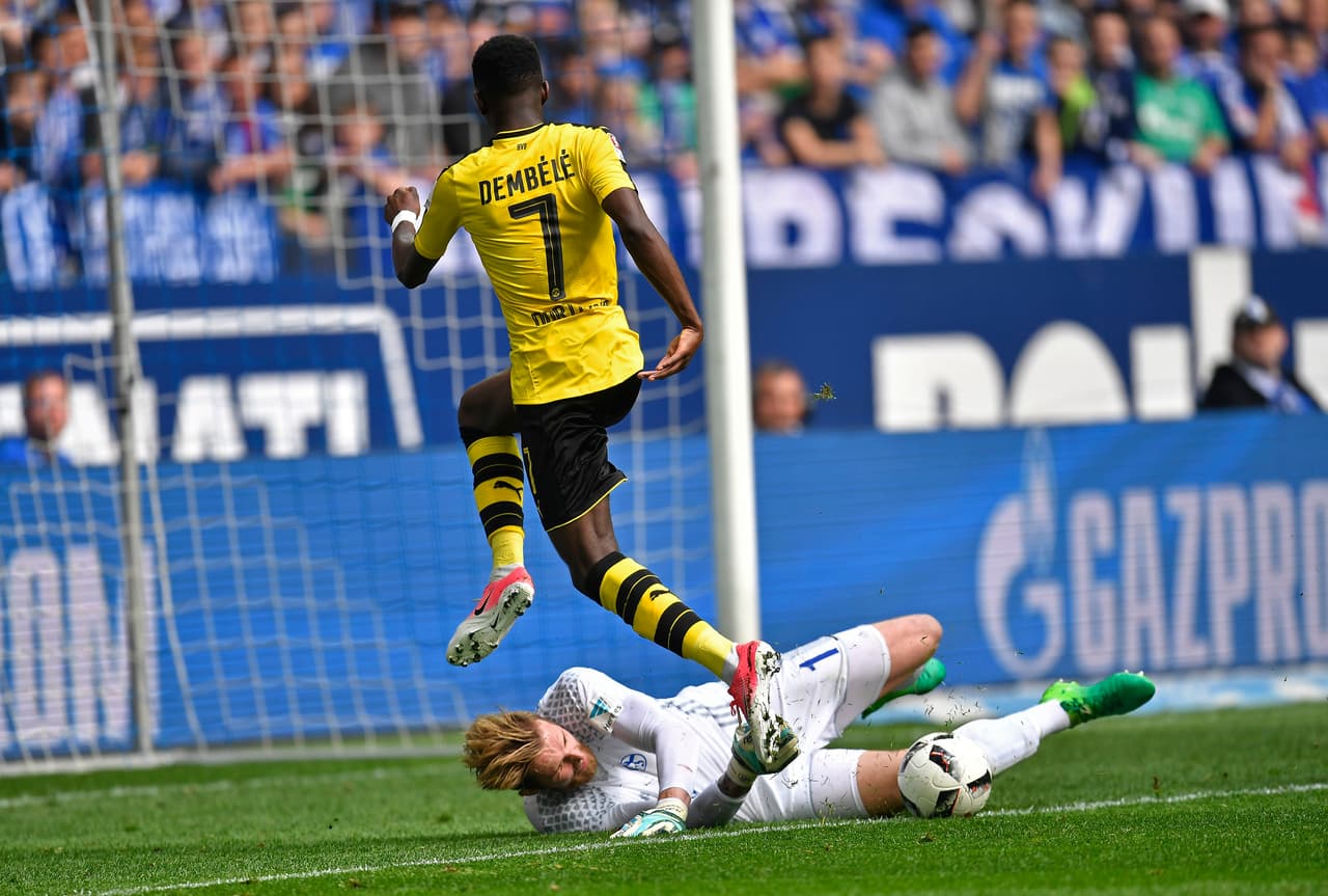 Ousmane Dembélé: Periodista: -Eres zurdo o diestro? / D: -Zurdo.
<br>P: -Seguro? También marcas con la pierna derecha. / D: -Sí, soy zurdo.
<br>P: -Pero no tiras los penaltis con la derecha? / D: -Sí.
<br>P: -Por qué? - D: -Porque pateo mejor con la derecha.