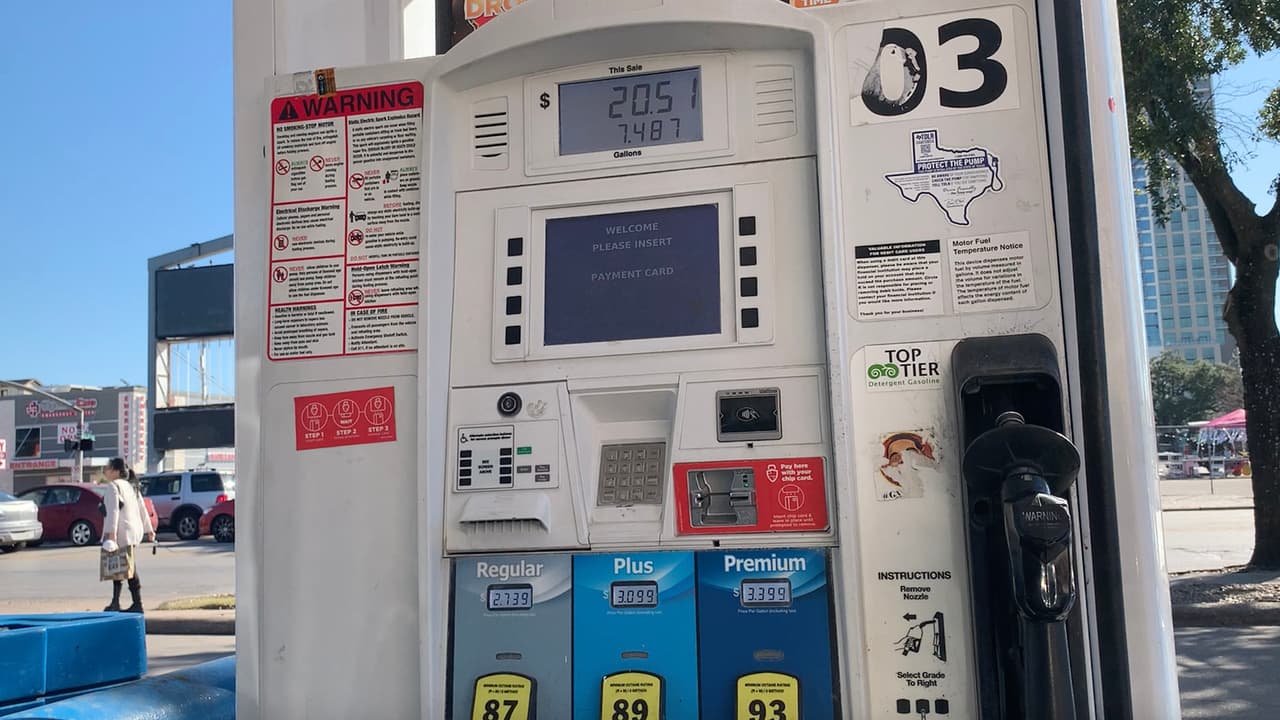 En California es donde la 
<a href="https://www.univision.com/local/houston-kxln/el-coronavirus-mantiene-estable-el-precio-de-la-gasolina-en-territorio-texano-aaa-texas">gasolina</a> está más cara, con un promedio de $4.65 por galón.