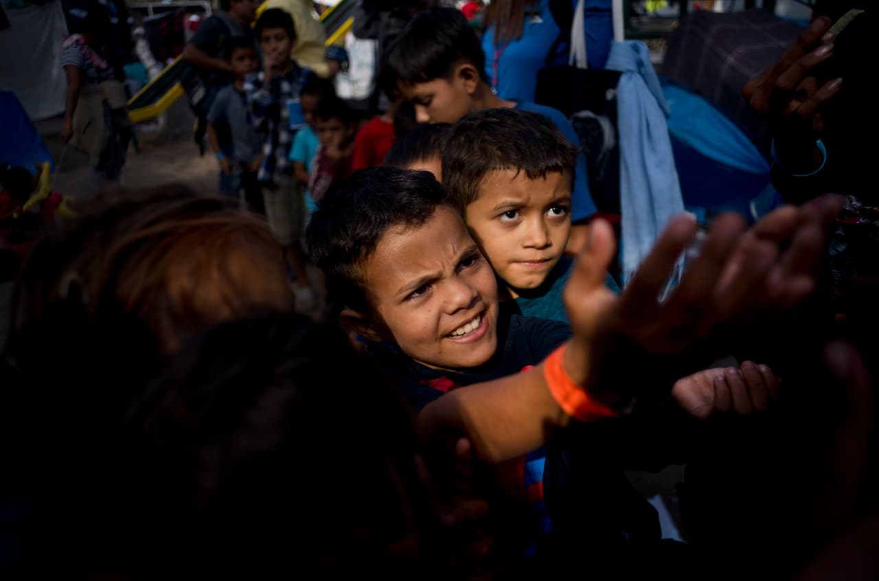 Condenan la deportación de niños migrantes que llegaron a la frontera en busca de asilo