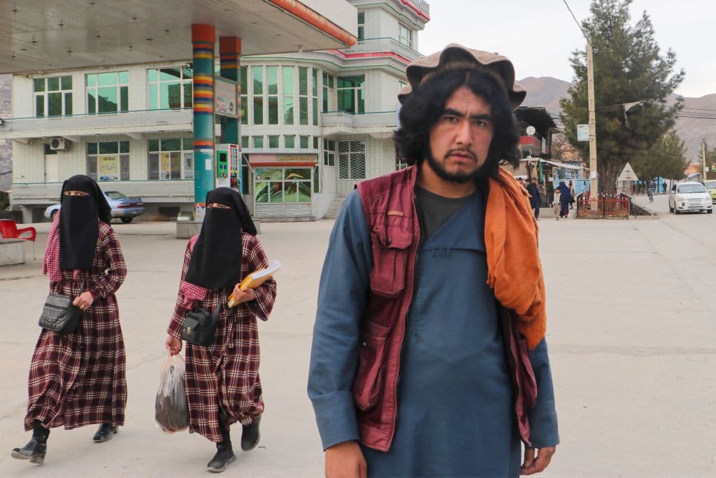 La misión de la ONU en Afganistán dijo también que ha registrado un flujo casi constante de edictos y medidas discriminatorias contra las mujeres desde la toma de poder de los talibanes: el derecho de las mujeres a viajar o a trabajar más allá de los confines de sus hogares y el acceso a espacios está en buena medida restringido, y también han quedado excluidas de la toma de decisiones a todos los niveles.