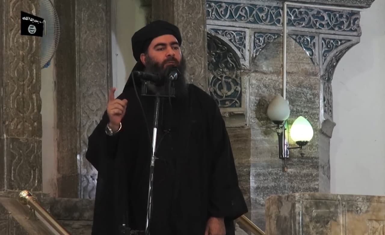 Una captura de imagen tomada de un video de propaganda publicado por un canal del grupo extremista el 5 de julio de 2014. Muestra a Baghdadi, también conocido como Califa Ibrahim, en una mezquita en la ciudad de Mosul, en el norte de Irak. En rueda de prensa, el presidente Trump aseguró que Baghdadi se inmoló con un chaleco explosivo cuando se vio rodeado por las fuerzas estadounidenses mientras huía por un túnel. Estaba con tres de sus hijos, que también murieron. Dos de sus esposas también murieron, pero a consecuencia de disparos del grupo comando. También llevaban chalecos con explosivos.