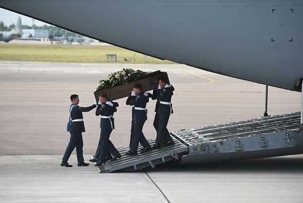 Ahí se procedió al desembarco de los ocho ataúdes.