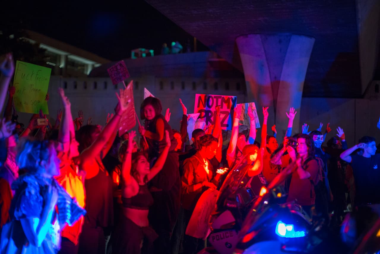 En California, miles de personas salieron a las calles de varias ciudades del estado para unirse al lema iniciado en el este del país: “Donald Trump no es mi presidente”.