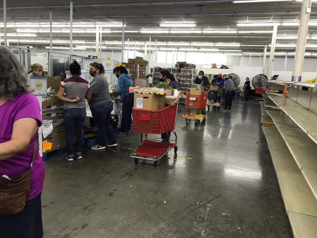 En Dallas, Inspired Vision Compassion está ofreciendo comida a todos sin distinción y las filas son cada vez más largas. 
<br>