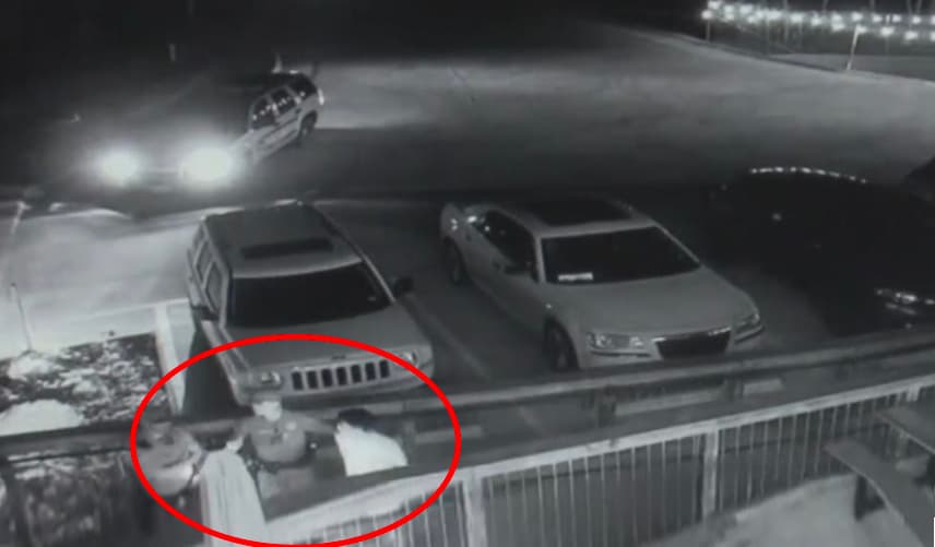 Mata a una persona con su auto y conduce con su cadáver en el parabrisas