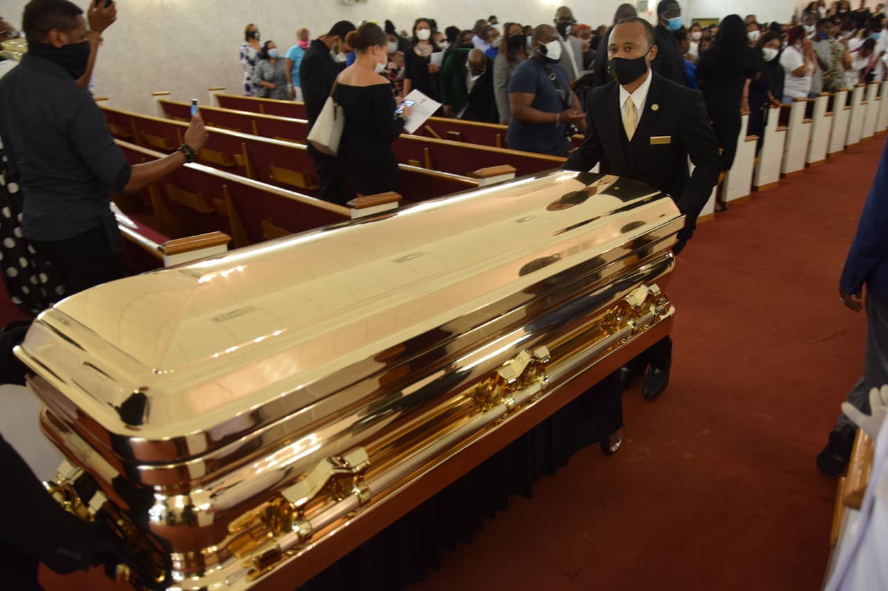 En un video que se hizo viral, se muestra como un agente presiona su rodilla contra el cuello del afroamericano, quien al mismo tiempo exclamaba no poder respirar. Su muerte a desatado miles de manifestaciones alrededor del mundo.