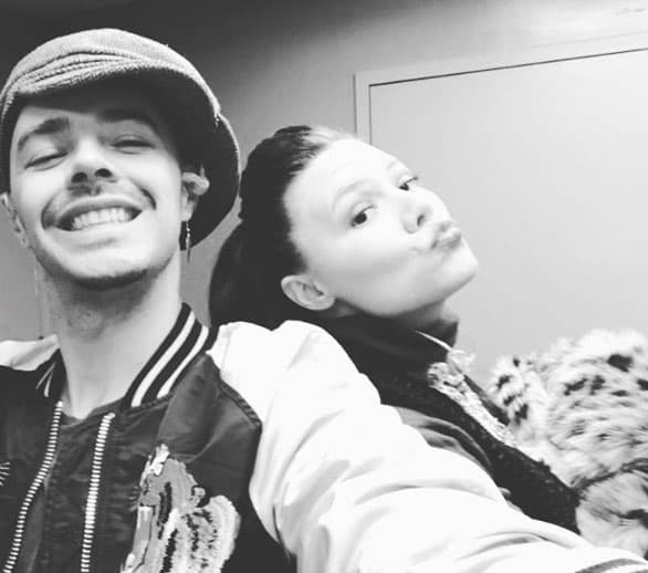 Jesse y Joy sólo quieren "Un besito más".