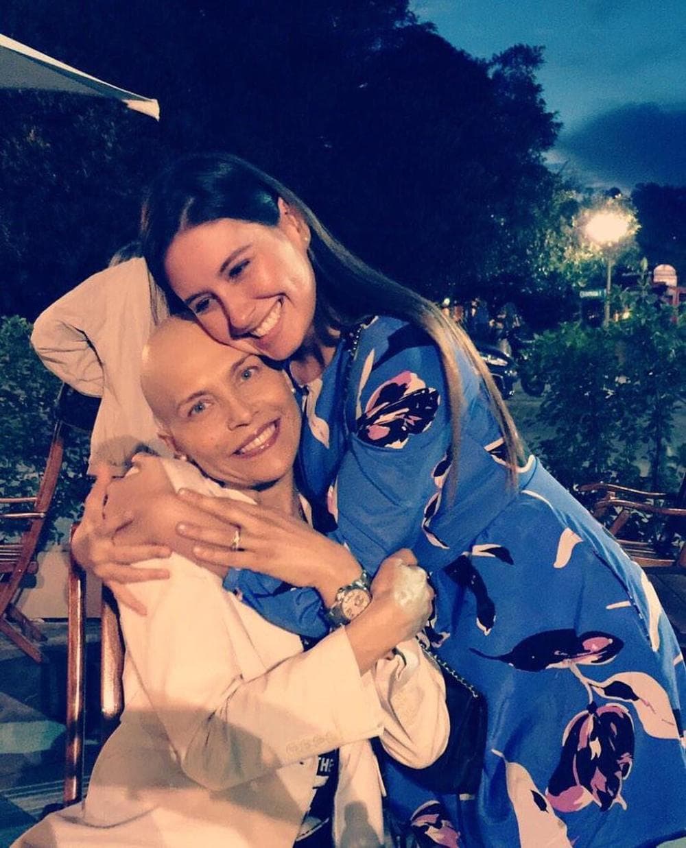 Otro duro golpe que vivió fue cuando perdió la cabellera: “Un día me levanté y el pedazo (de cabello) en la almohada, 3 días así, hasta que me dijeron ‘siéntate en esa silla y pásame la máquina’”, dijo Lorena al programa de televisión ‘Los informantes’.