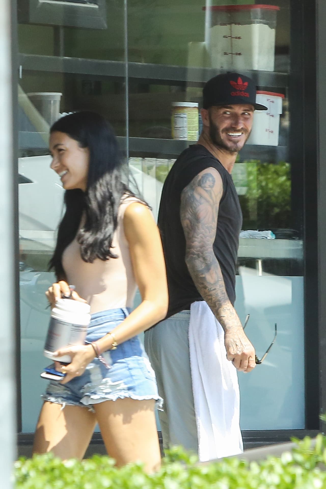 La guapa chica le pidió un autógrafo, David no dudó en dárselo y cuando ella se volteó...