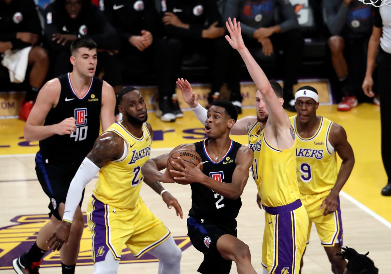Clippers 113-105 Lakers: durísima derrota para el equipo de LeBron James ante su rival de ciudad, que los deja a 4.5 triunfos cuando queda un mes para que finalice la temporada regular.
