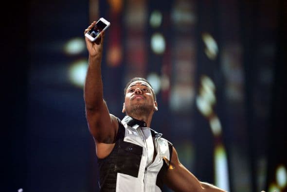 Muy espléndido, el cantante se tomó una 'selfie' con el teléfono de una de sus admiradoras.