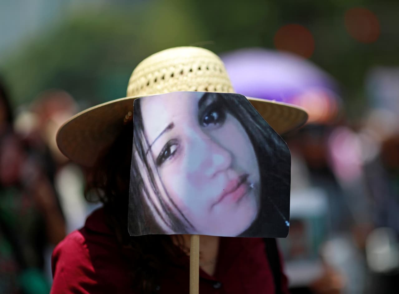 "¡No estamos todas, nos faltan ellas!, ¡Ni una más, ni una más, ni una desaparecida más!, ¡Ni una más, ni una más, ni una asesinada más!", fueron las consignas de las mujeres en la marcha.
<br>
