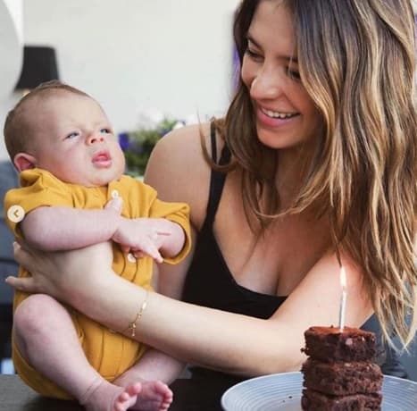 Tanto la modelo como 'Chicharito' publican imágenes de Noah constantemente, y las acompañan de
<b><a href="https://www.univision.com/radio/radio-nacional/sarah-kohan-la-esposa-de-chicharito-presume-minibikini-y-nuevo-look-tras-tres-meses-de-dar-a-luz-fotos" target="_blank"> amorosas palabras para su bebé.</a></b>