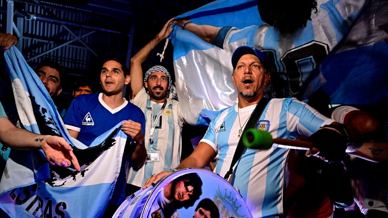 Banderazo argentino en Doha incluyó 'dardo' a Dani Alves