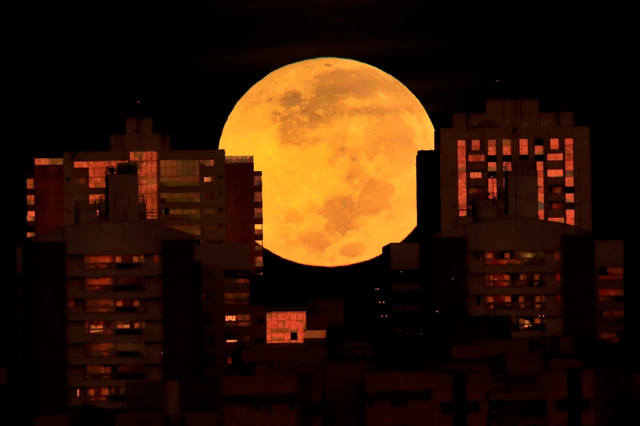 La imponente superluna vista desde Brasilia, Brasil, este miércoles 26 de mayo de 2021. El eclipse del miércoles es el primero en más de dos años y coincide con una superluna de 'sangre'.