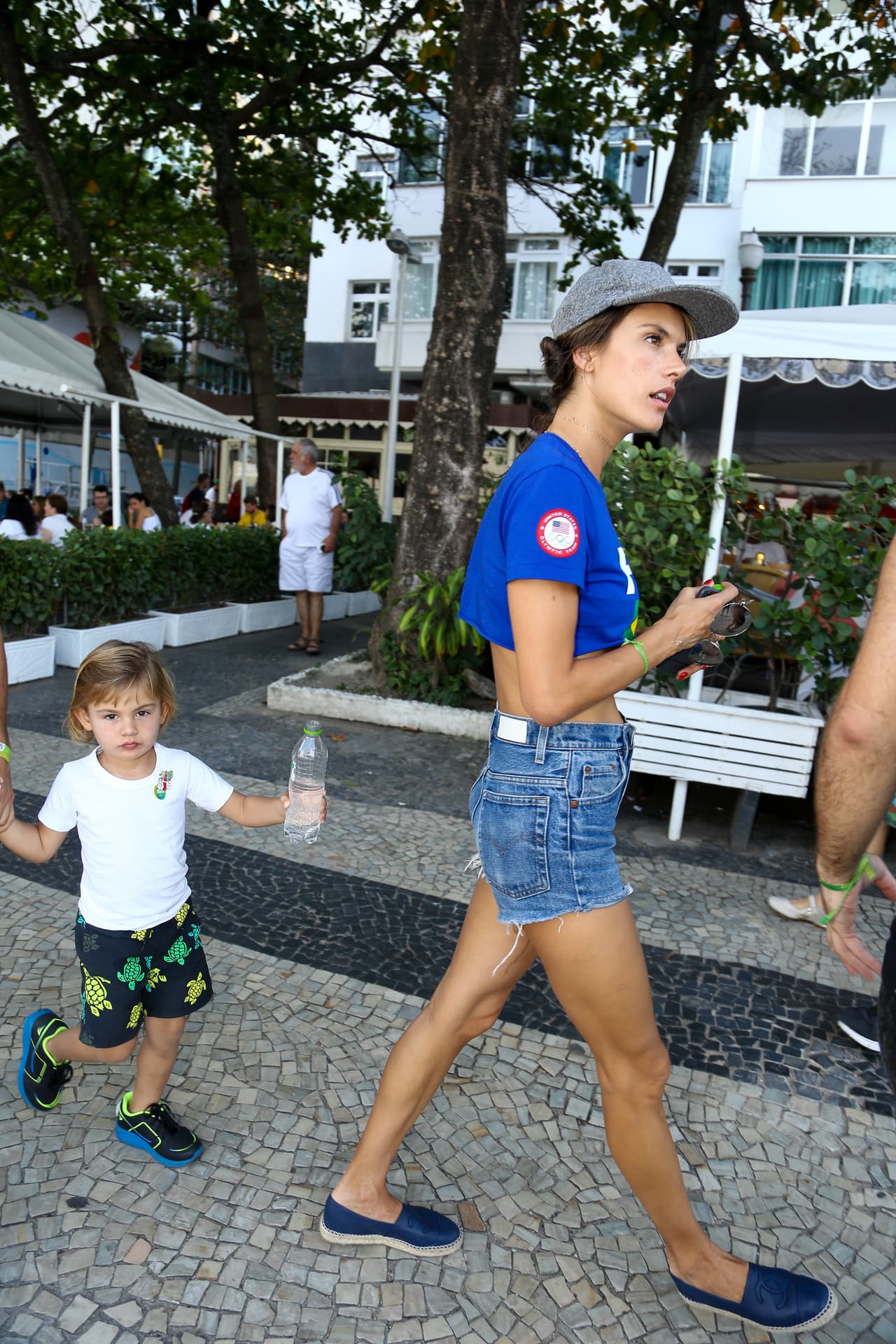 La modelo fue captada junto a sus hijos llegando al estadio de volleyball en Copacabana.