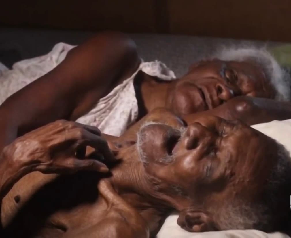 El calvario de esta familia comenzó hace unos tres años, cuando Ramón -de 86 años- se fracturó las piernas, quedándose inmovil y con varias secuelas. La situación de su marido le provocó a Antolina -de 92 años- una depresión tan fuerte que comenzó a padecer de úlceras en el estómago,
<b>así como dolores en su columna y cadera.</b> A pesar de este contexto, los dos se mantienen juntos e inseparables como siempre.
<br>
<br>
<br>