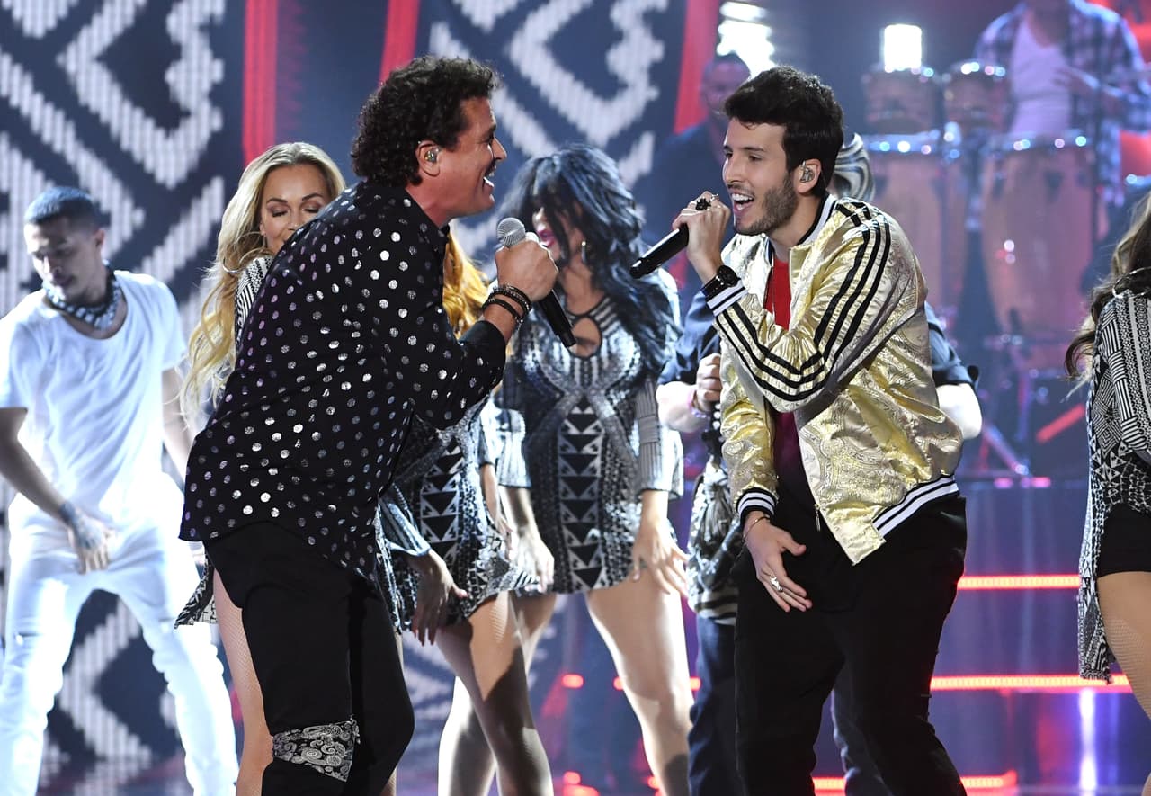Carlos Vives y Sebastián Yatra, nominado a Mejor Nuevo Artista, hicieron mancuerna para intepretar 'Robarte un beso'.