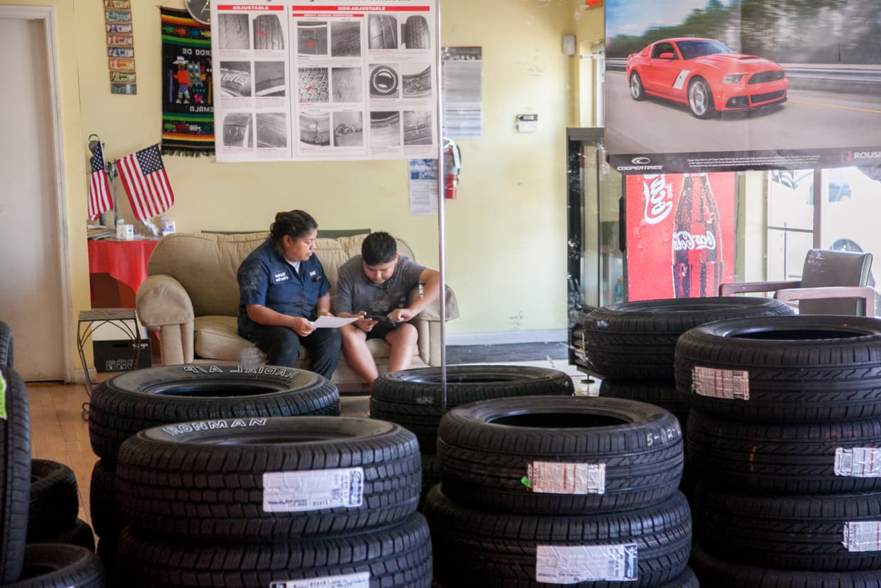 En Ohio, Víctor tuvo su primer encuentro con Migración. Aunque entonces no lo detuvieron como a otros compañeros indocumentados por ser menor de edad, las autoridades tomaron sus datos. Según su abogado, Héctor Díaz, el hombre debía presentarse ante una corte de inmigración pero entonces no hablaba inglés ni español, solo un dialecto maya, el quiché, y nunca recibió la notificación. Tenía 16 años y, atemorizado por lo que pasó, decidió regresar a Immokalee. Por no presentarse en corte, le pusieron una orden de deportación en ausencia.