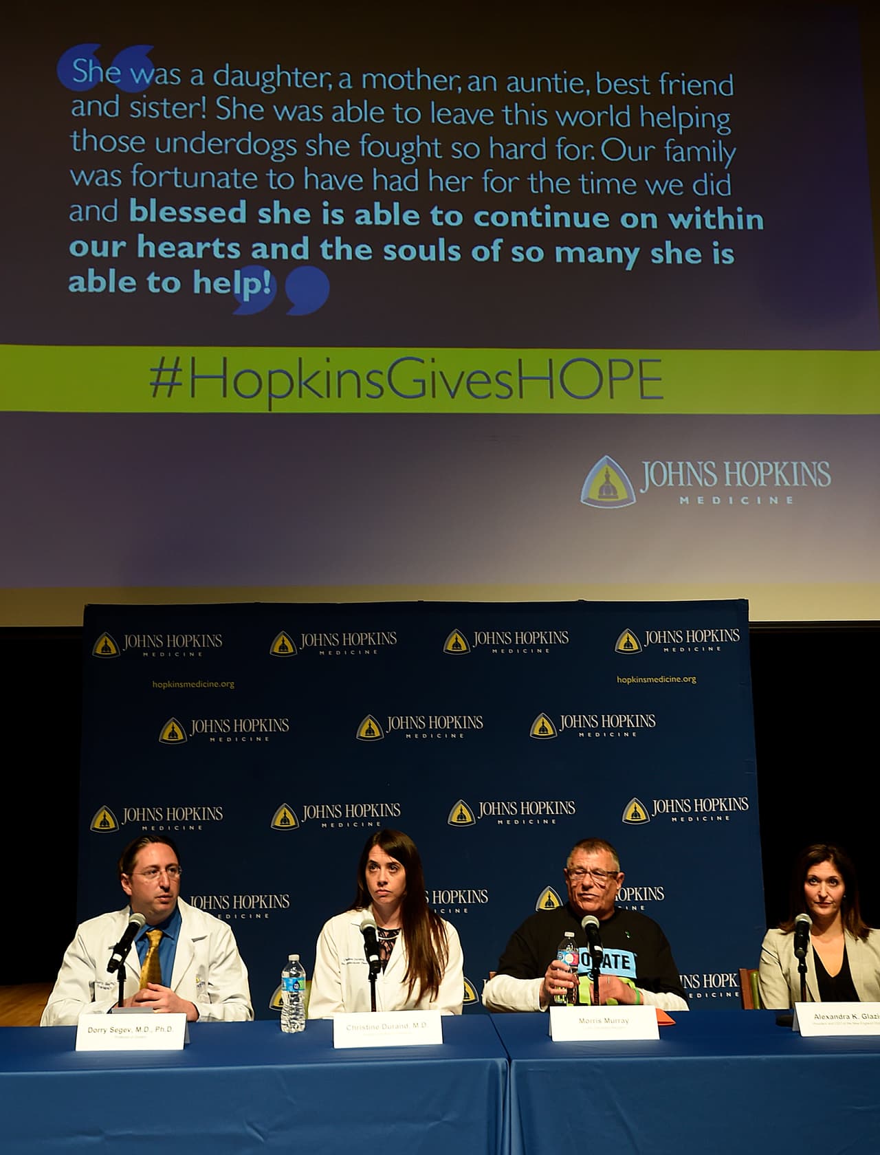 Esta cita, proyectada en la conferencia de prensa, es de la familia de la donante anónima del histórico trasplante.