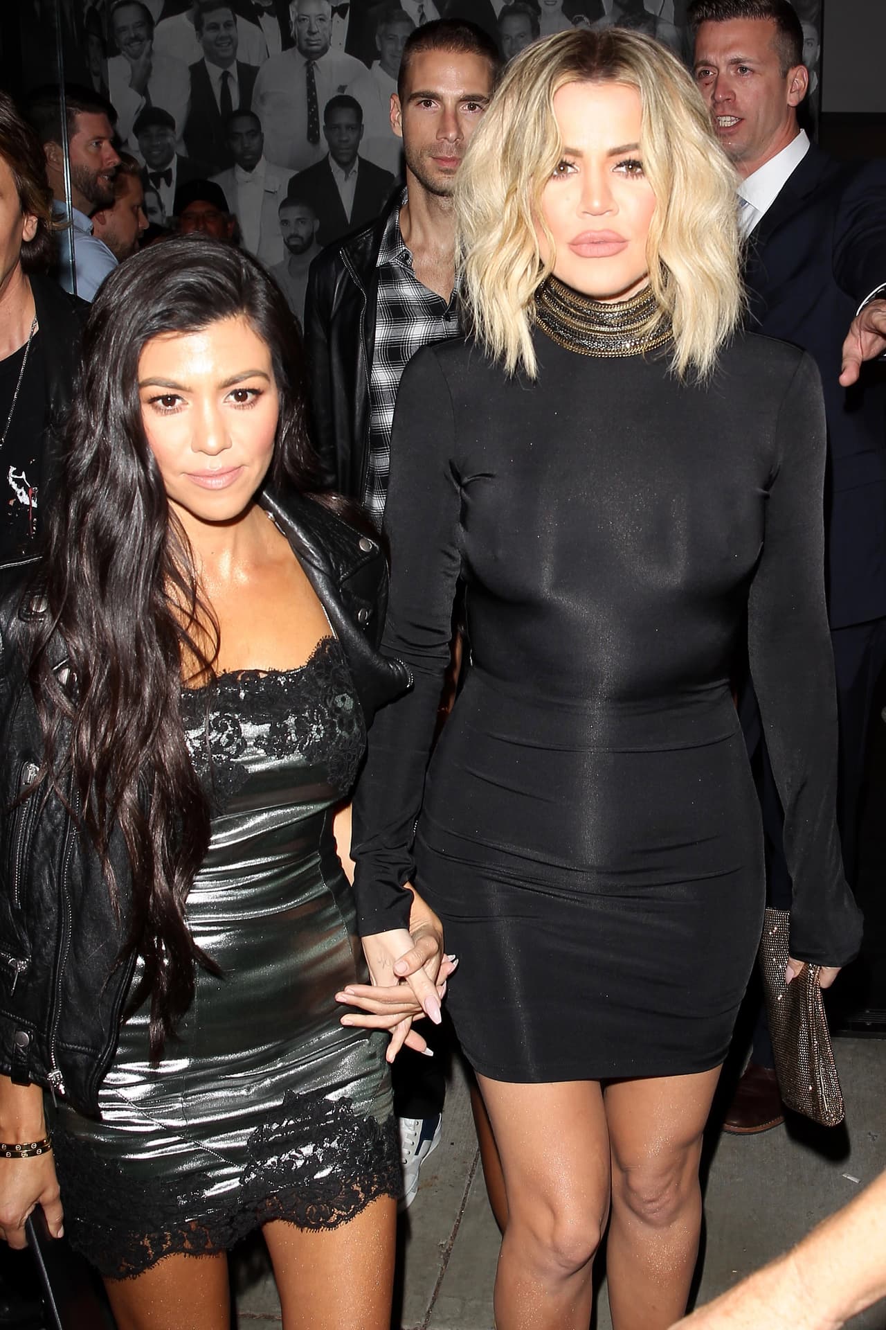 Tomaditas de la mano estaban Kourteney y Khloé Kardashian, con dos minifaldas en negro.