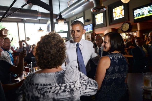 Luego se dirigió a su reunión entre pizza y cervezas, actuando con mucha naturalidad.