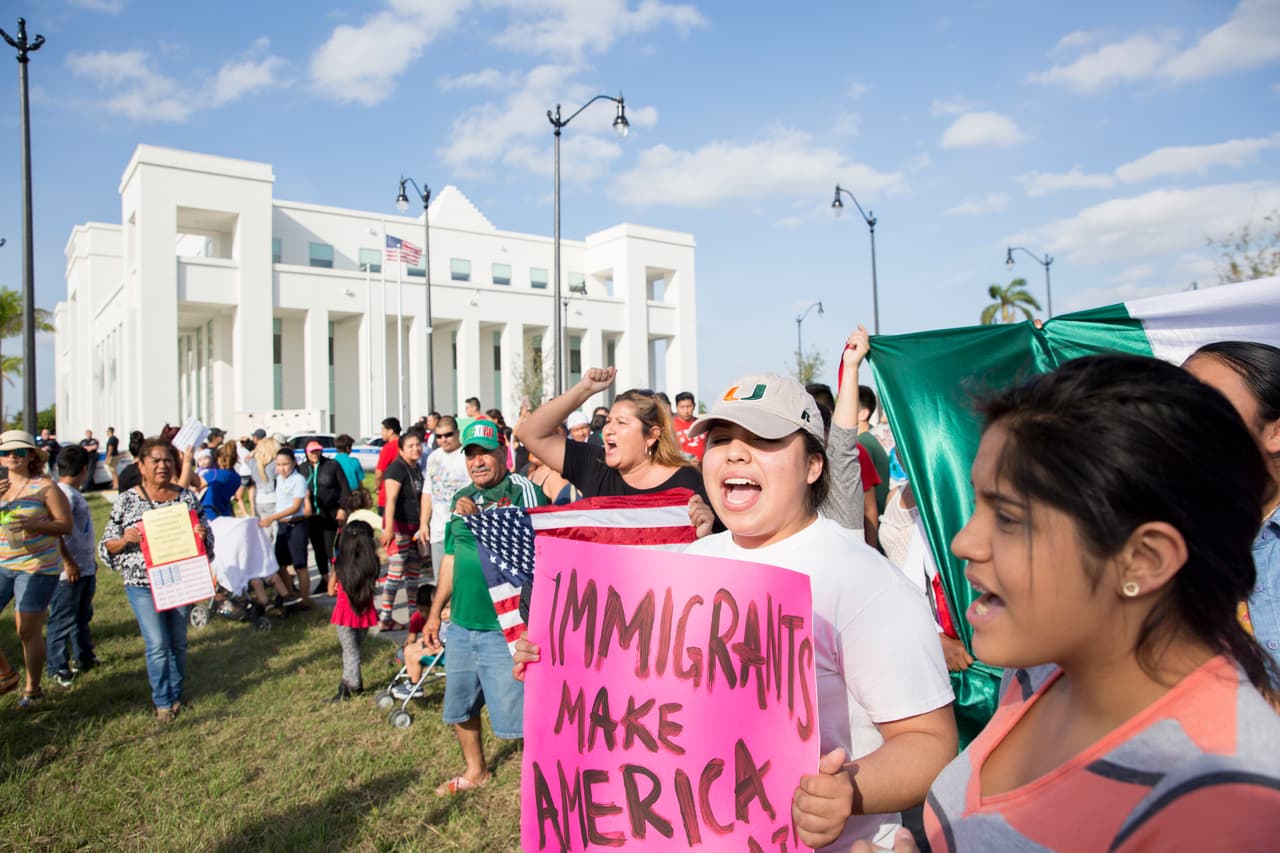 La marcha de los inmigrantes de Homestead, Florida, pasó frente a la sede de la policía local. Allí los manifestantes gritaron consignas y pidieron a los oficiales presentes no colaborar con los funcionarios de ICE.