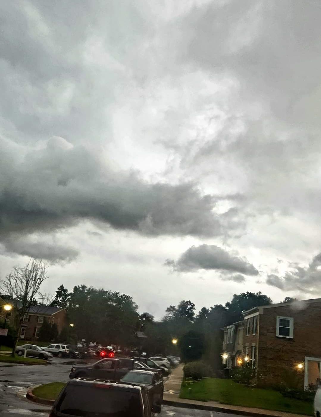 Densas nube podían verse en Laurel, MD, a nada de empezar la tormenta.