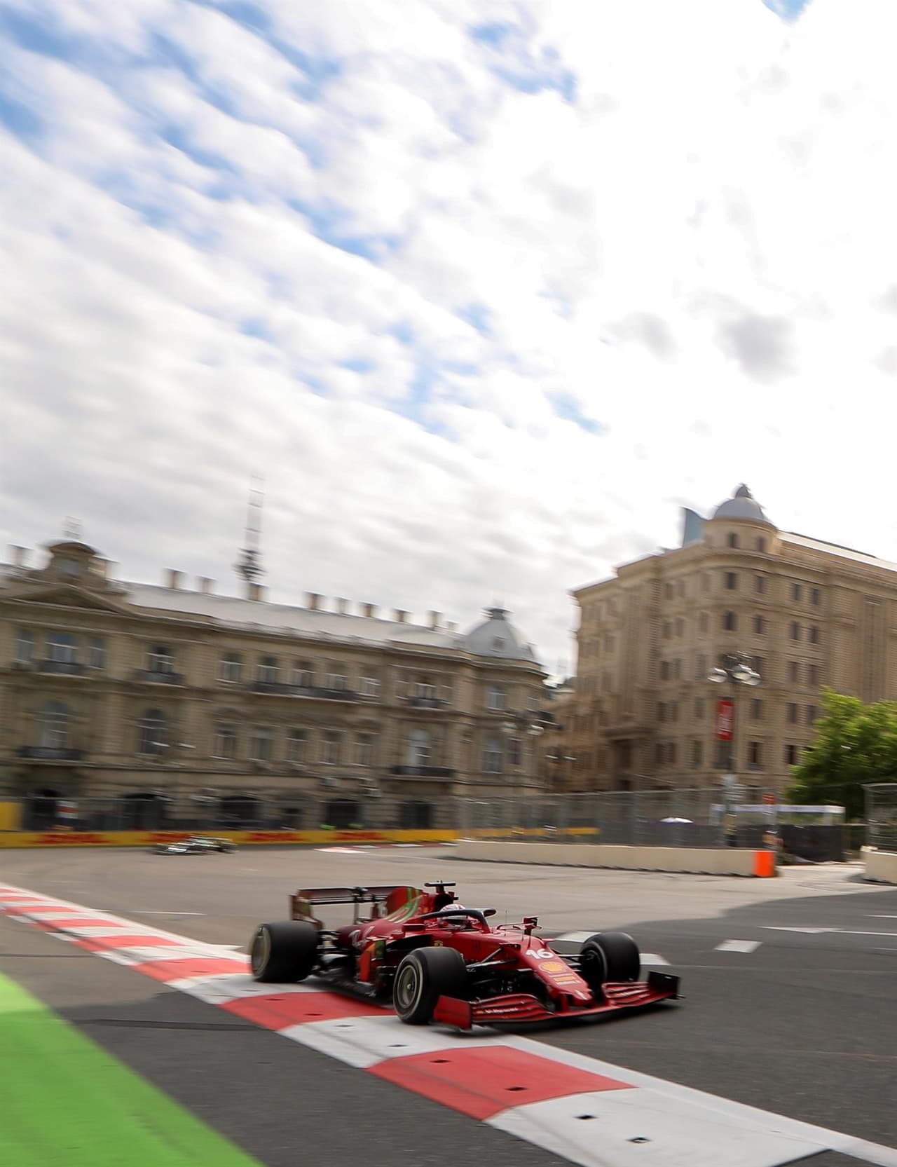 Tras una carrera muy dramática en el Gran Premio de Baku, el mexicano Sergio 'Checo' Pérez se lleva la carrera en la Formula 1 y consigue su segundo podio en su carrera. El piloto de Red Bull comparte el podio con Sebastian Vettel y Pierre Gasly. Max Verstappen abanonó la carrera tras ser puntero por una llanta reventada y Hamilton abandonó la carrera.