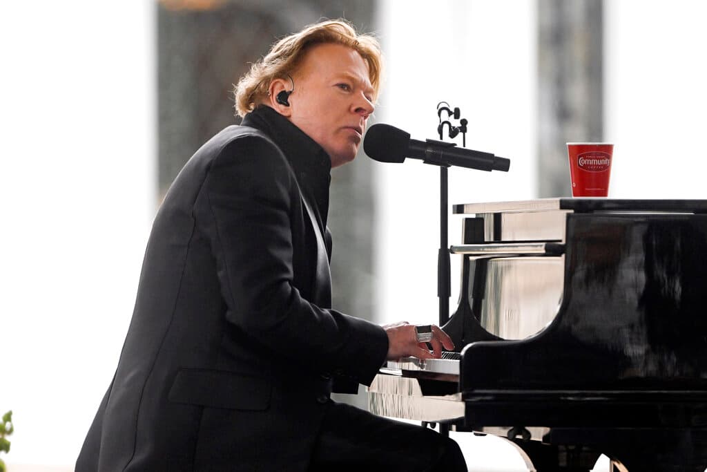 Esta es la imagen del momento en que Axl Rose cantó durante la ceremonia de despedida.