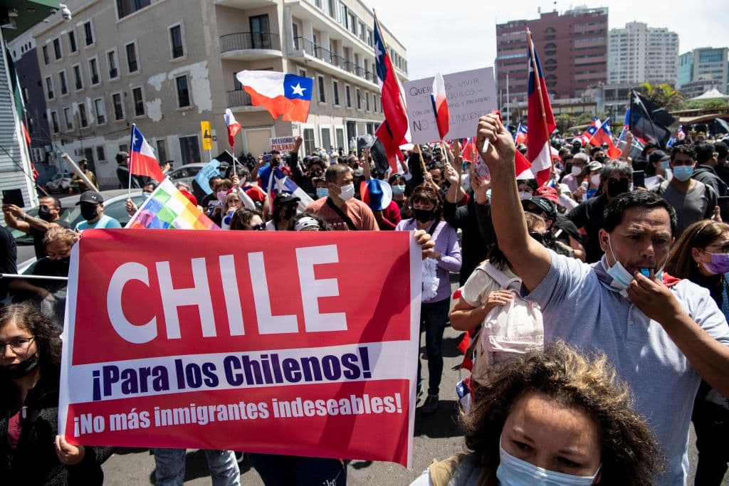 Chile, por su mejor situación económica y de seguridad y su estabilidad política, es hoy un país más diverso que hace unas décadas debido a
<a href="https://repositorio.cepal.org/handle/11362/46117" target="_blank">la migración de otros países de la región</a>. La reacción de una parte de la sociedad, sobre todo con el aumento de la población inmigrante en los últimos años, ha sido el rechazo.
<b>"El discurso xenófobo, asimilando migración a delincuencia, que por desgracia se ha ido volviendo cada vez más frecuente en Chile, alimenta esta clase de barbarismo"</b>, dijo González sobre los sucesos de Iquique.