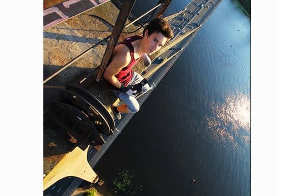 Oreshkin, quien ya ha ascendido a los edificios más altos de Rusia armado únicamente con su cámara, no ha dudado en explicar mediante un video las causas que le llevan a subir a lugares que a otros darían náuseas. (Imagen tomada de su facebook)