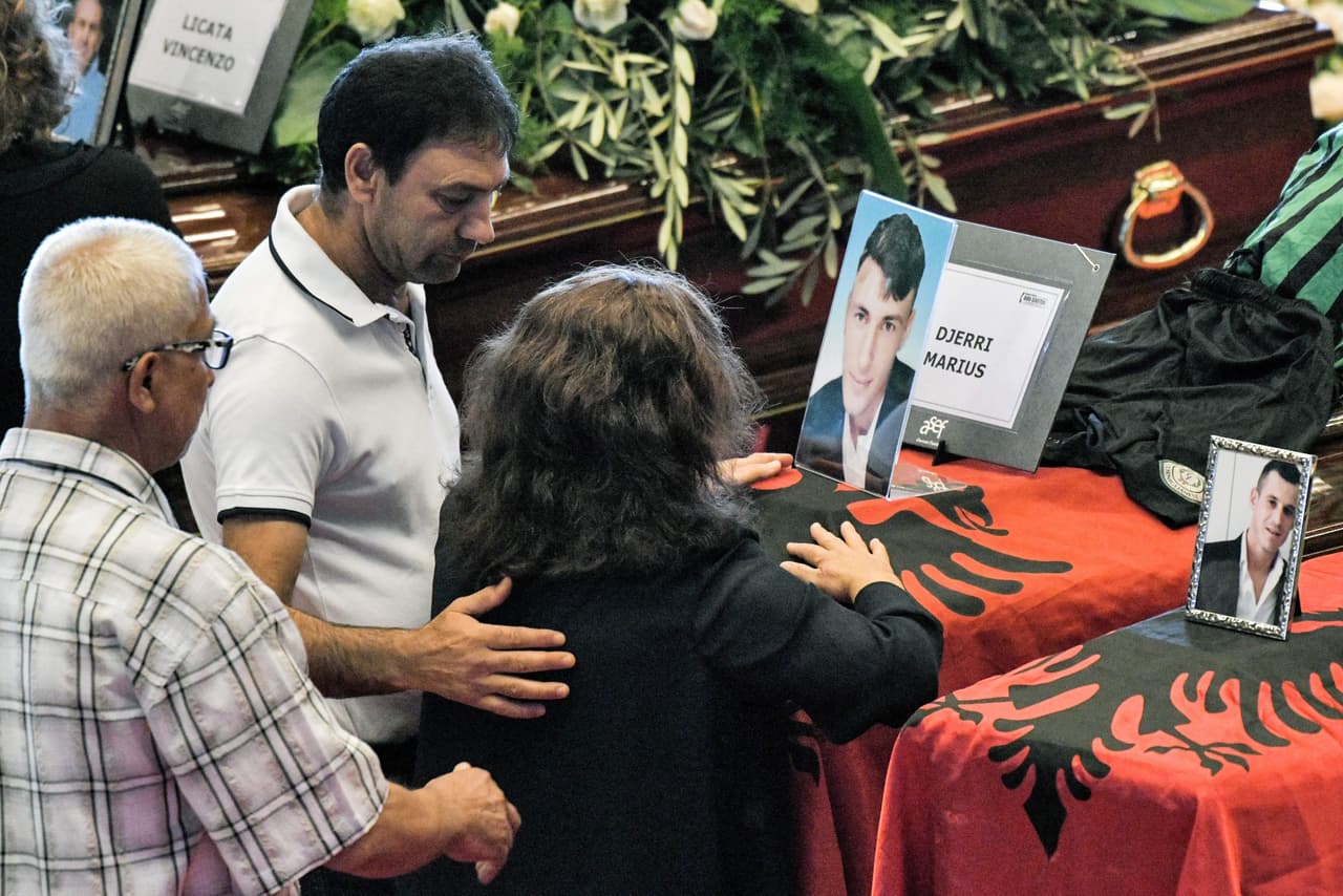 Sobre algunos de los féretros se depositaron las banderas de los países de origen de las víctimas. En el siniestro además de italianos murieron franceses, albaneses, chilenos, un peruano y un colombiano.