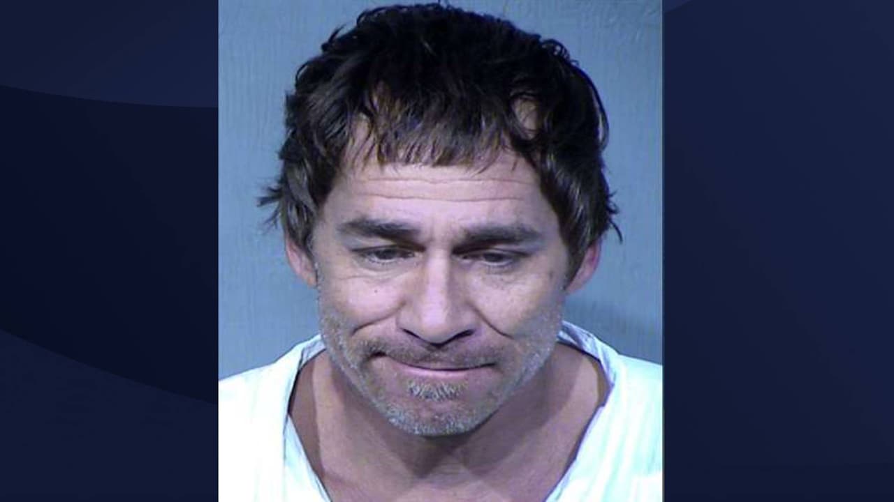 Arrestan a hijo como sospechoso en la muerte de su madre