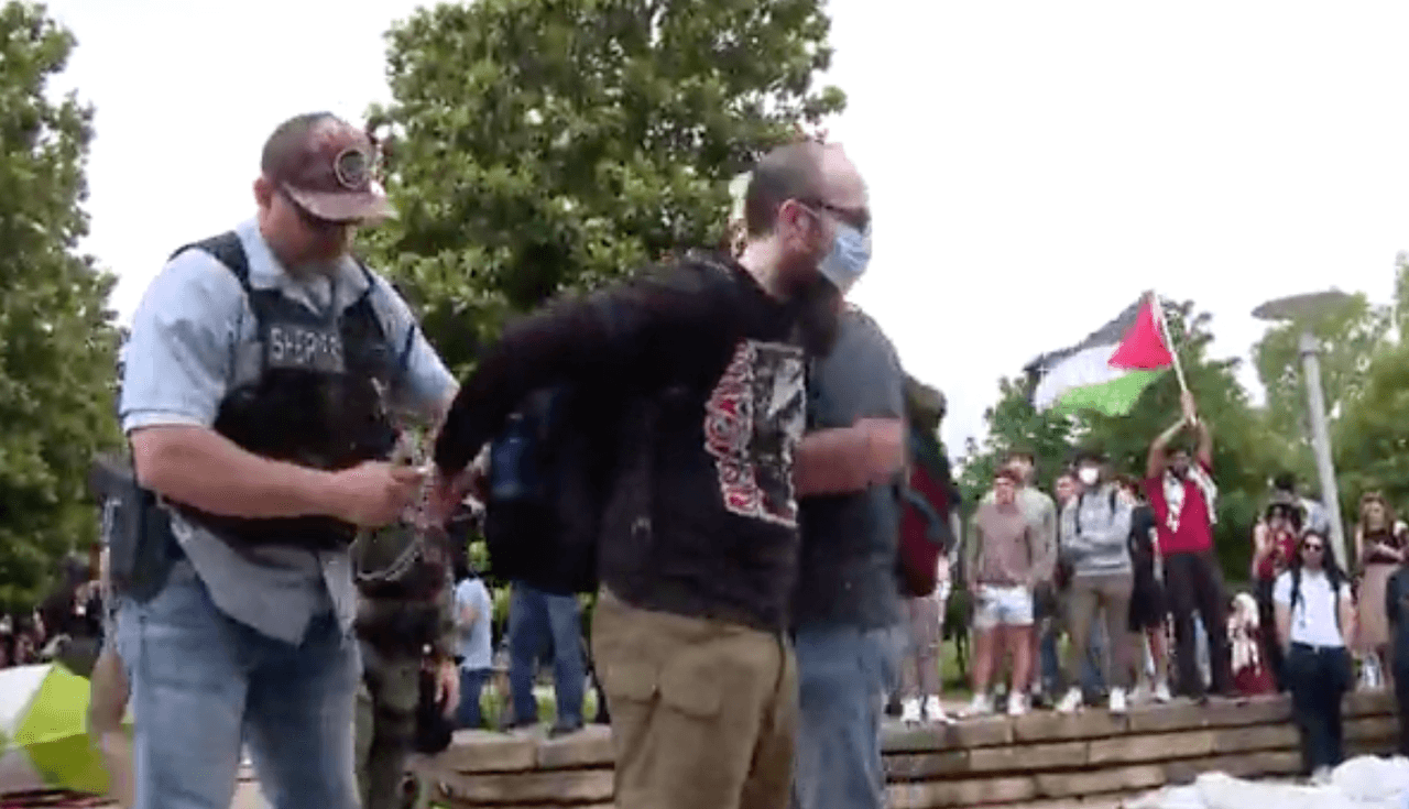 Mientras las autoridades ejecutaban las detenciones, decenas de manifestantes gritaban consignas en su contra.