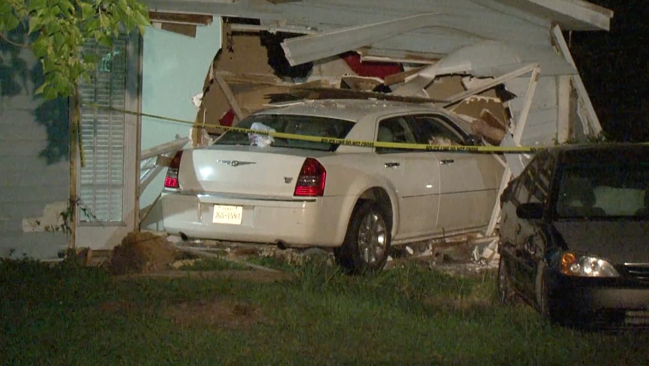 “Estaban borrachos los dos”, dijo Jessica Fuentes, la mujer que vive en la casa afectada. Al parecer el conductor y su acompañante se bajaron del auto tambaleándose.