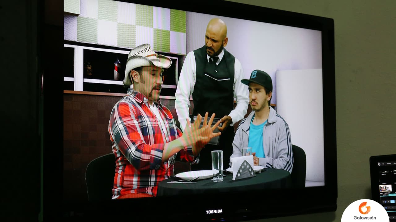 Como en cada episodio, la magia del equipo de producción creó un escenario especial para que Los Cousins aparecieran en un restaurante. Si aún no has visto el webisodio 'El restaurante', 
<b><a href="https://www.univision.com/series/los-cousins/los-cousins-webisode-15-el-restaurante-video">haz clic aquí</a></b>.