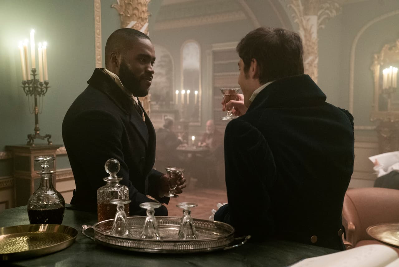 Will Mondrich y Benedict Bridgerton en la hora del té en 'Bridgerton' de Netflix.