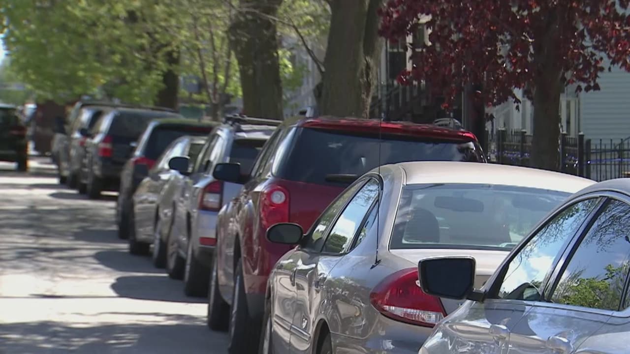 Los residentes del suburbio de 
<a href="https://thetownofcicero.com/" target="_blank">Cícero</a> reclaman por la suciedad que se presenta en las vías, pero otros aseguran que no hay estacionamientos por la orden de quedarse en casa por el coronavirus.