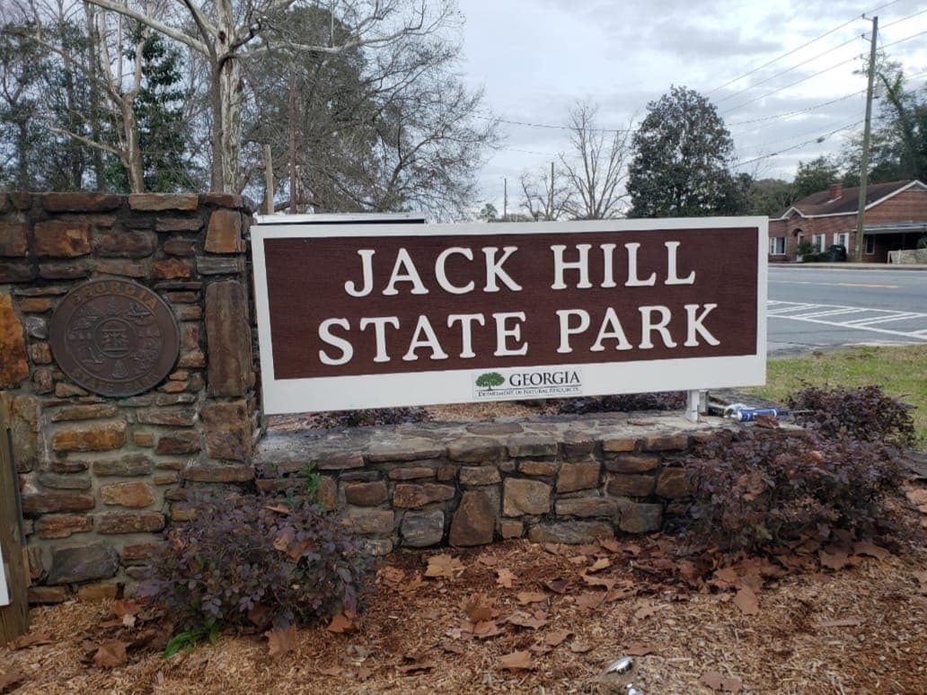 <b><a href="https://gastateparks.org/JackHill">Jack Hill State Park</a></b>. El Parque Estatal Jack Hill es un lugar favorito para reuniones familiares con muchas actividades recreativas. Juegue al golf en el campo de golf Brazell's Creek de 18 hoyos, alquile un bote para un día de pesca o explore los senderos. El parque ofrece 29 sitios para acampar, 10 cabañas y cuatro refugios para pícnic perfectos para fiestas y reuniones.
<br>
<br>
<b><a href="https://goo.gl/maps/cTEDBDvv1BxGvz34A">Cómo llegar</a></b>