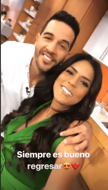 Luego de que el chef Yisus le diera la bienvenida y le preguntara si se acordó de traerle un recuerdo de Italia, la dominicana bromeó: “Te traje estos cachetes, mira la panza”.
<br>