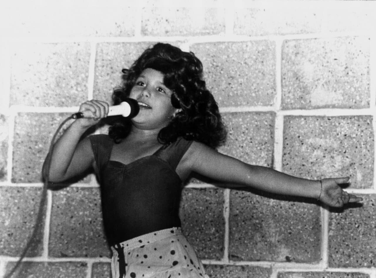 Angélica Vale comenzó su carrera en la televisión dos meses después de haber nacido. Debutó en el teatro a los nueve años, cuando protagonizó la comedia musical 'El mago de Oz'. En 1988 interpretó el papel de Sandy en 'Vaselina', obra en la que conoció a su primer novio.