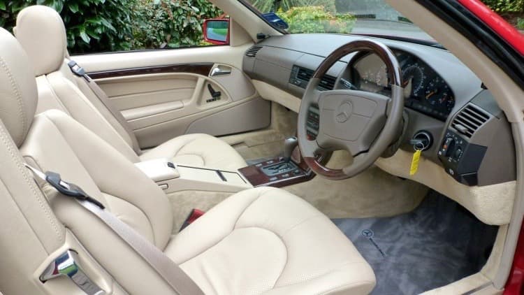 El paso no dejó huella en la lujosa cabina de este Mercedes-Benz 1996.